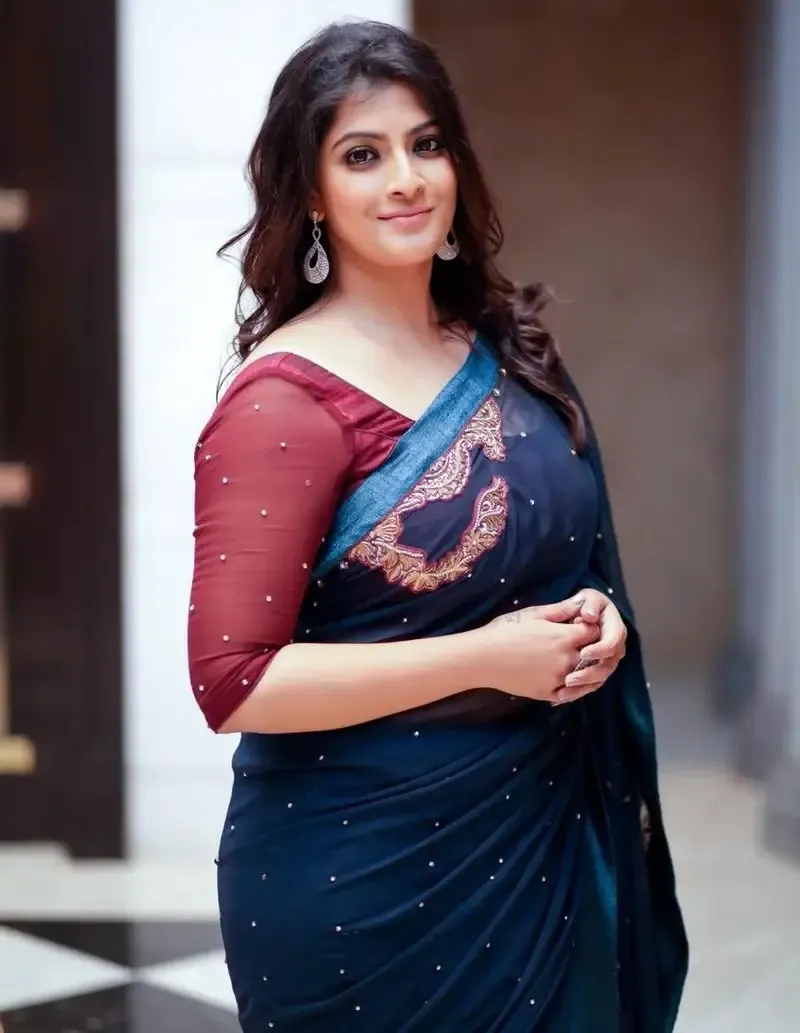 VARALAKSHMI SARATHKUMAR IN BLUE SAREE AT MOVIE PRESS MEET